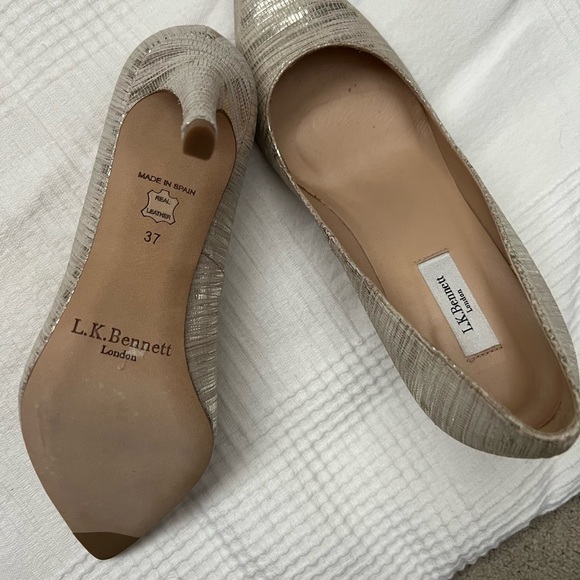 New, never been worn LK Bennett gold and cream coloured pumps - Picture 2 of 3